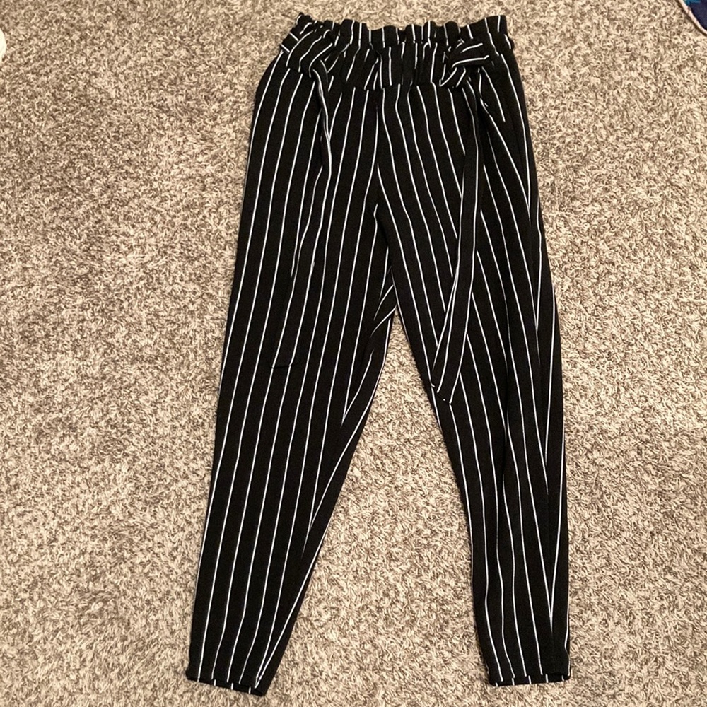 Small tie string striped pants comfy material and pockets.